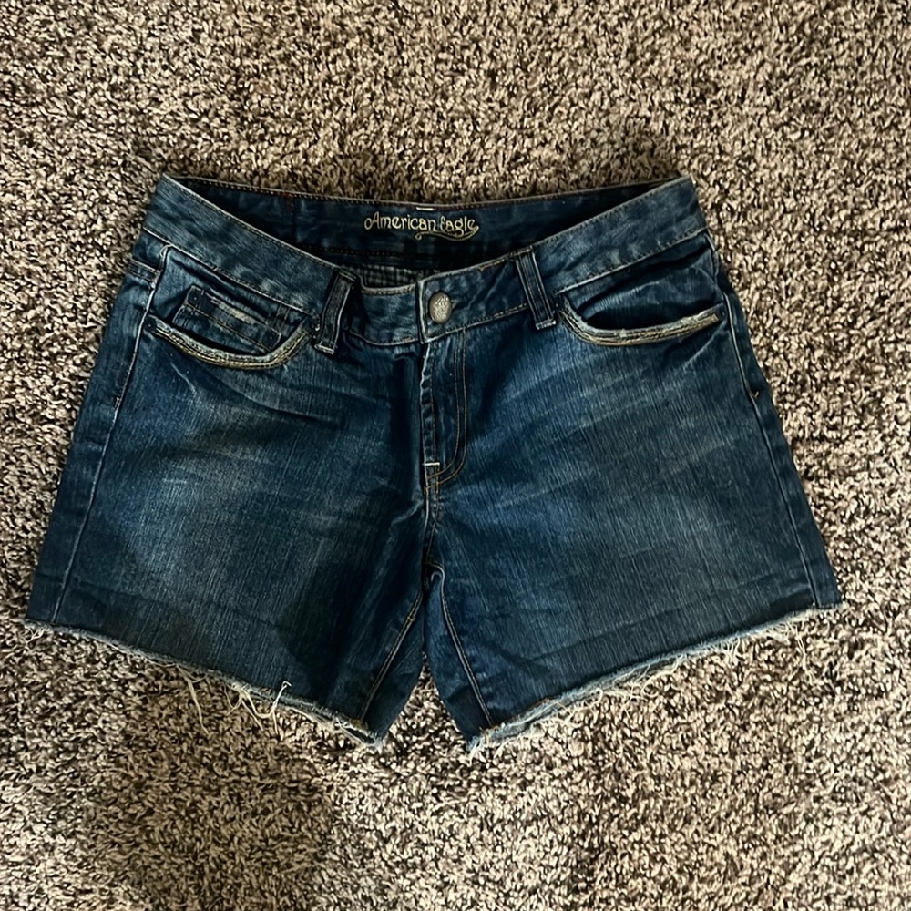American Eagle cutoff short